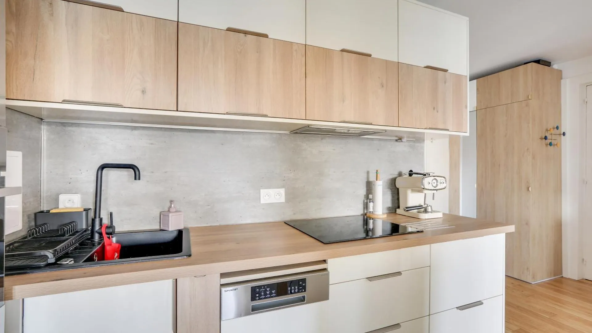 Paris Luxury Apartment 75M2 With Eiffel Tower View, 1 Min Metro, Parking