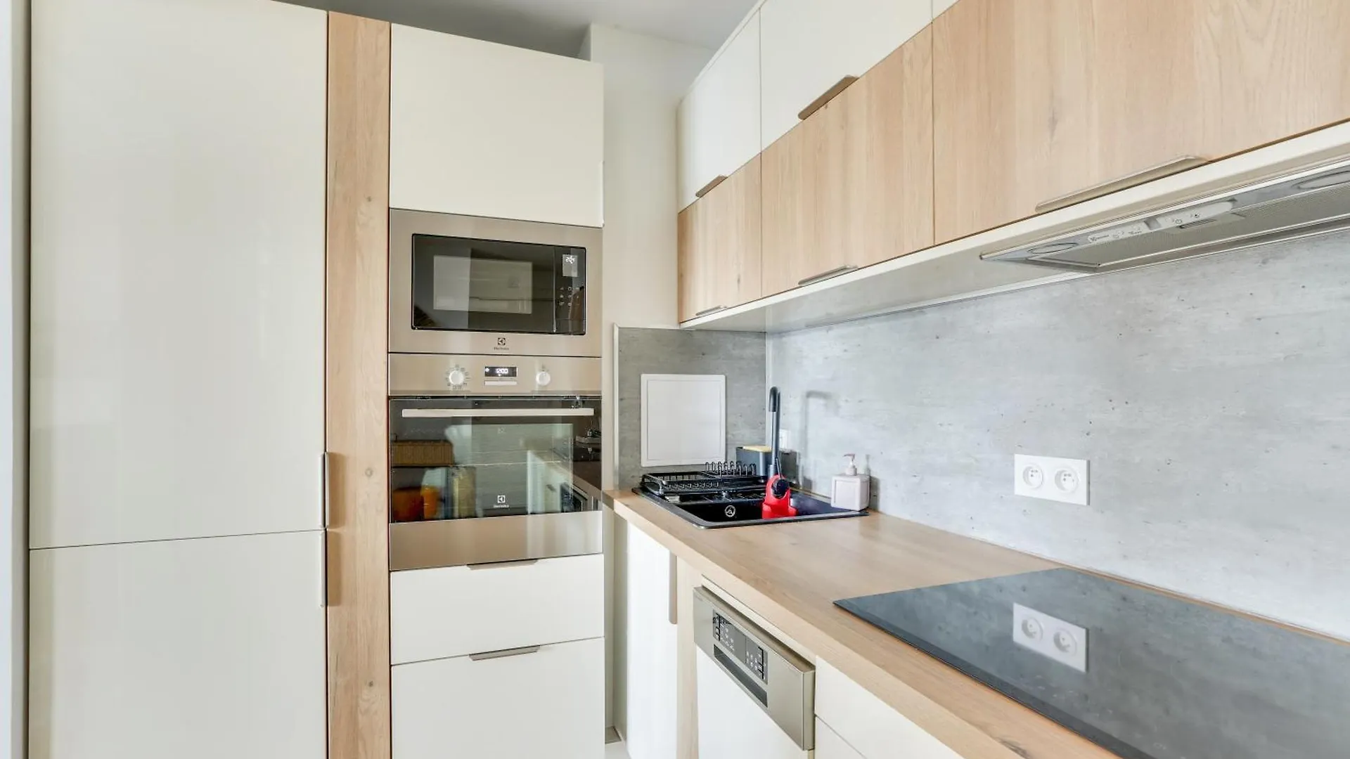 Paris Luxury Apartment 75M2 With Eiffel Tower View, 1 Min Metro, Parking France