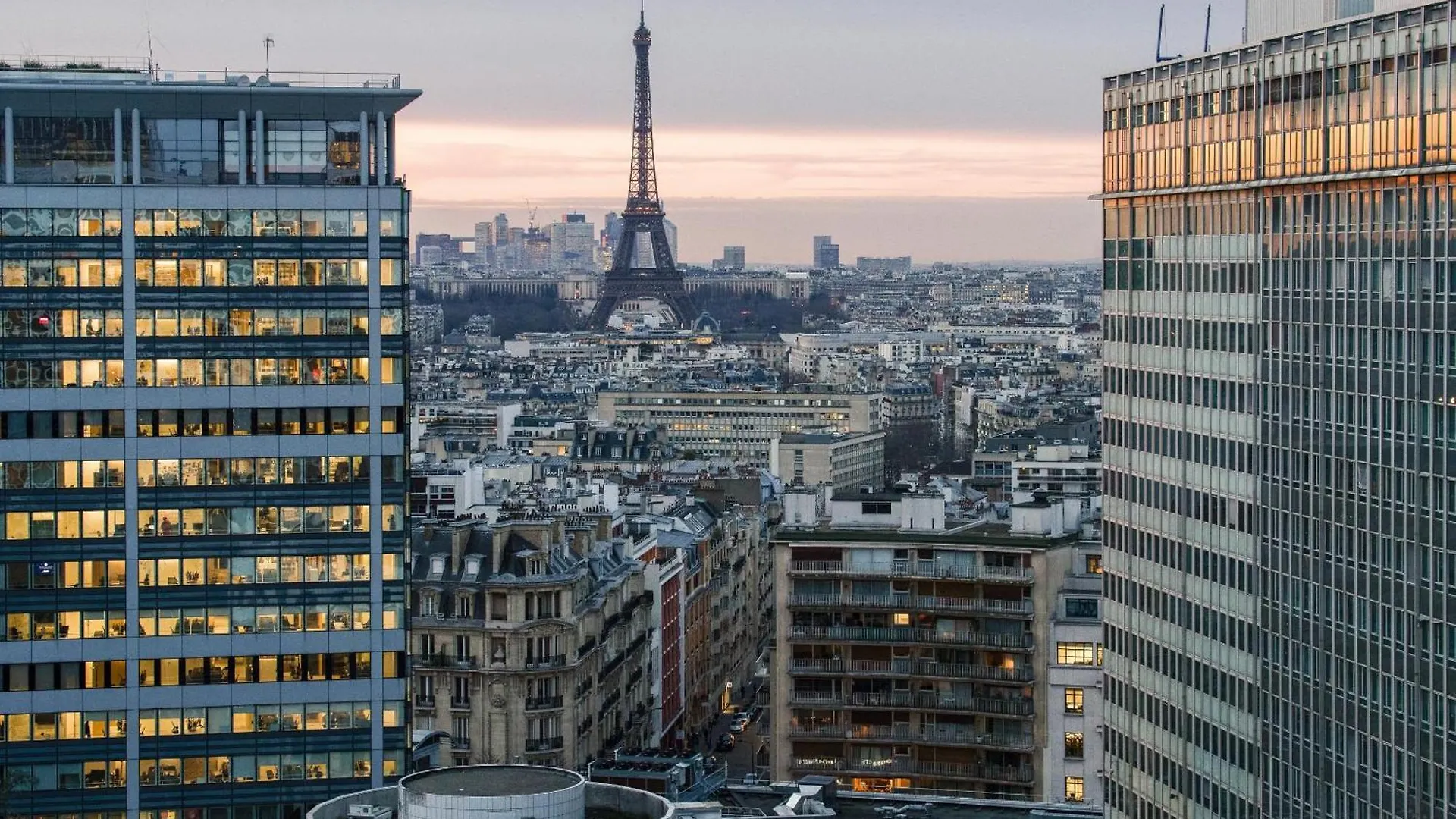 Paris Luxury Apartment 75M2 With Eiffel Tower View, 1 Min Metro, Parking France